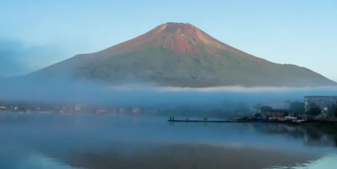 Uma foto do Monte Fuji visto sem neve em setembro de 2023