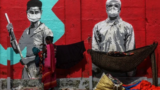 Grafite em Mumbai, Índia; relatório da FMI sugere soluções para crise que afetou desproporcionalmente os segmentos mais pobres da sociedade