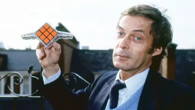 Ernő Rubik con un cubo. 