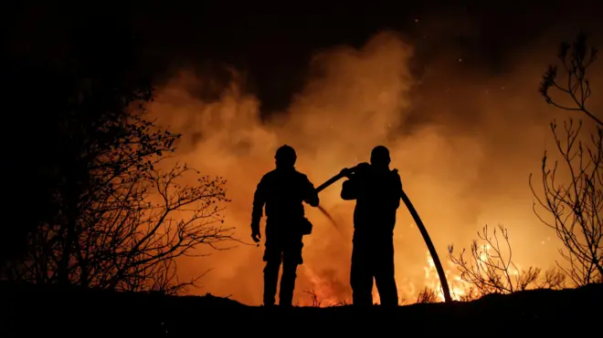 bombeiros lutam contra fogo