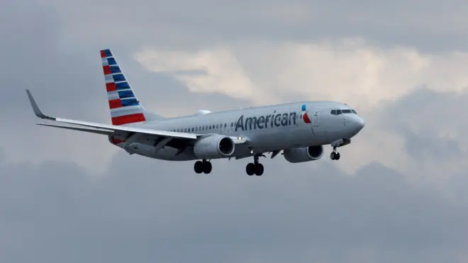 Avião da companhia American Airlines no ar