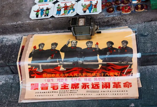 Souvenir com temática da revolução à venda em rua de cidade chinesa