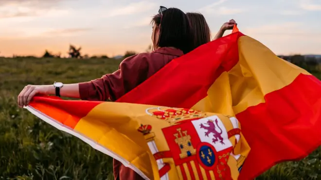 Jóvenes con la bandera española.