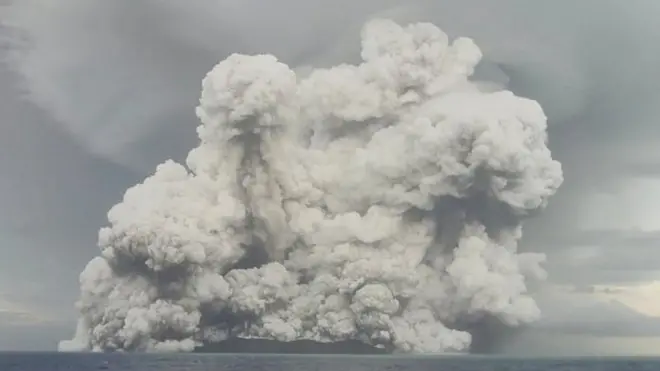 Erupção que ocorreu no vulcão submarino Hunga Tonga-Hunga Ha'apai, em Tonga, no dia 14 de janeiro de 2022 nesta reprodução de um vídeo que circula nas redes sociais