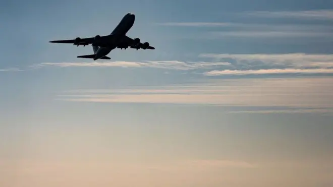 Un avión despegando