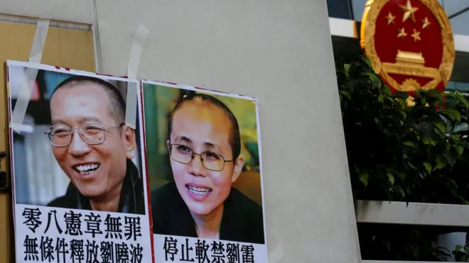 香港市民到香港中联办外游行示威要求中国当局释放诺贝尔和平奖获得者刘晓波。