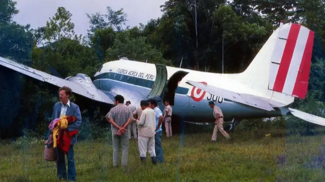 O marido de Holly, Fitz, em frente ao avião acidentado na selva peruana — o primeiro incidente da lua de mel do casal