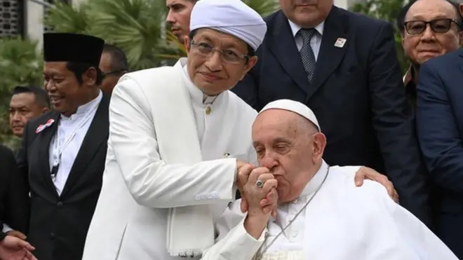 Pope Francis (R) poses with Grand Imam of Istiqlal Mosque Nasaruddin Umar (L) for a family photo at the end of the interreligious meeting at the Istiqlal Mosque in Jakarta, Indonesia, 05 September 2024