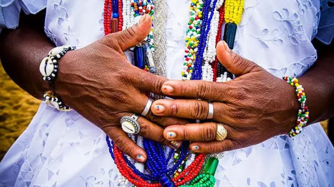 Mulher com vestimentas de religião de matriz africana