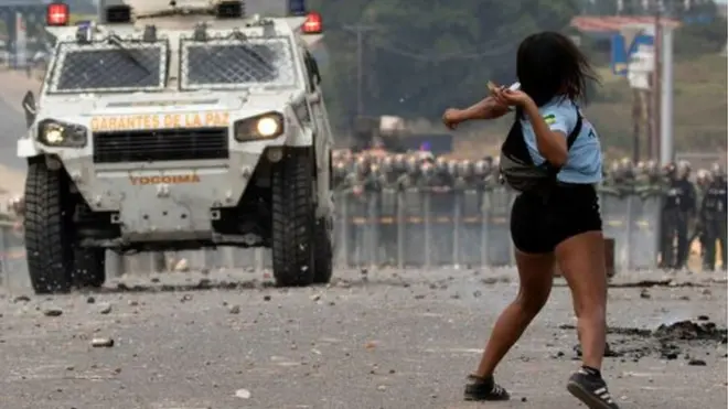 Manifestantes entram em confronto com forças venezuelanas na fronteira com o Brasil