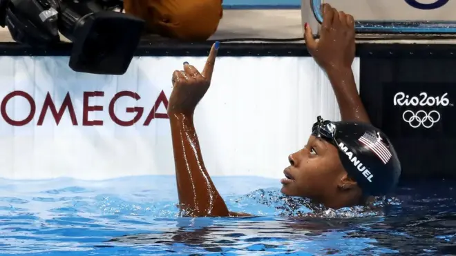 Simone Manuel celebra sua medalha de ouro