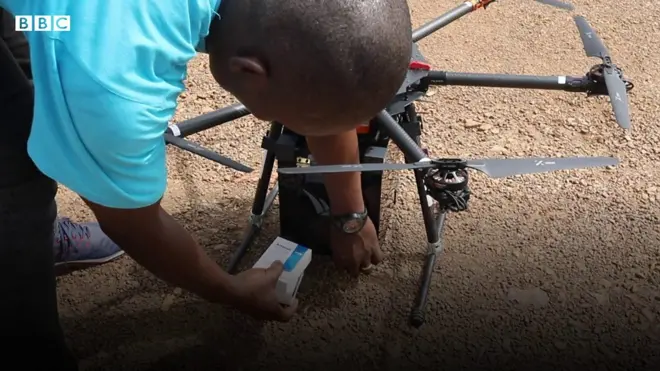 Drone carregando medicamento