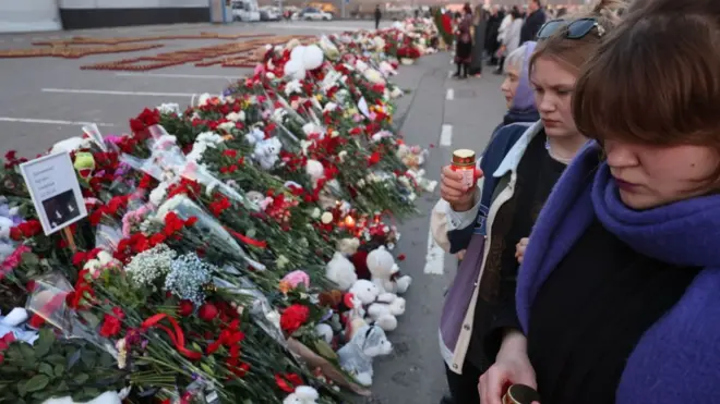 2024年3月25日，人們在"番紅花城市大廳'襲擊案發生地附近點燃蠟燭，以紀念該恐怖襲擊事件的受害者。