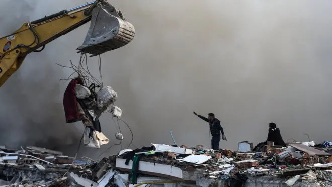 People search for survivors at the site of a collapsed building following an earthquake in Iskenderun, district of Hatay, Turkey, 07 February 2023.