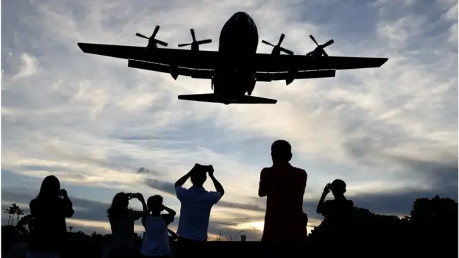 航空愛好者在台灣台北松山機場拍攝一架接近的台灣C-130大力士軍用飛機（2023年8月25日）。