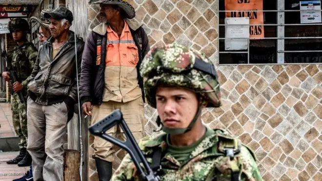 En algunos municipios, el ejército ha salido a patrullar las calles.