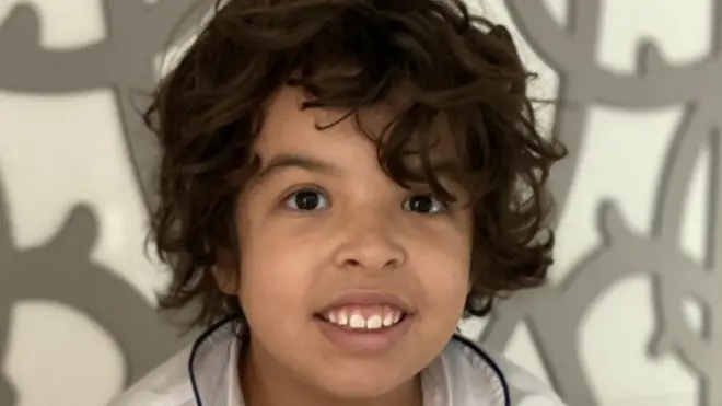 Fabricio, de 11 anos, tem autismo. Ele pediu para jogar futebol com um grupo de meninos que não conhecia e foi acolhido pelas crianças