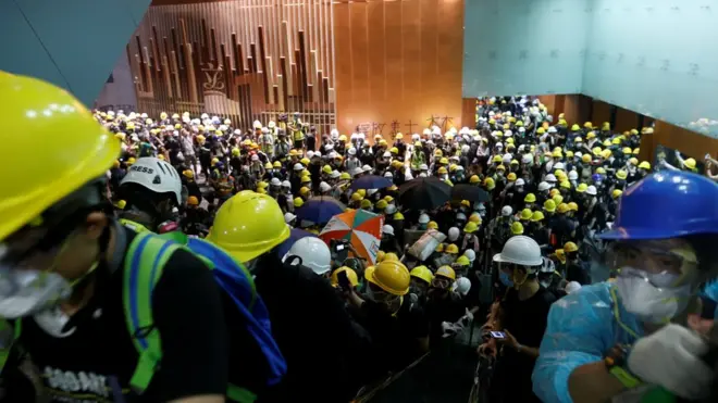 Centenas de manifestantes entraram no edifício após confrontos com a polícia