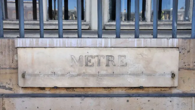 Barra de metro-padrão no Ministério da Justiça em Paris