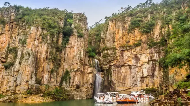 foto de arquivo mostra barcos em cachoeira