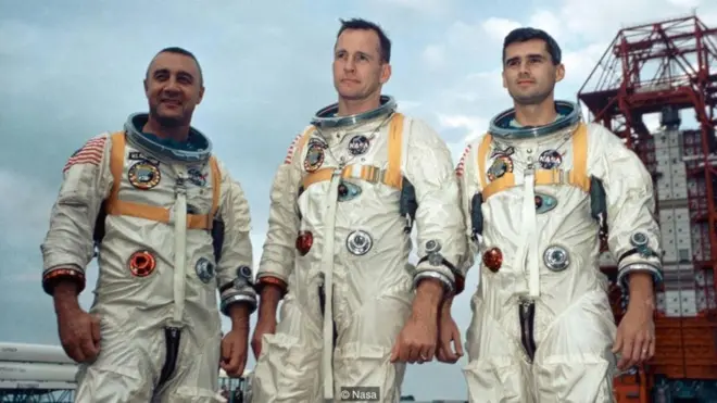 Ba phi hành gia Gus Grissom, Ed White và Roger Chaffee thiệt mạng khi khoang điều hành tàu vũ trụ phát lửa trong một lần thử nghiệm trên mặt đất