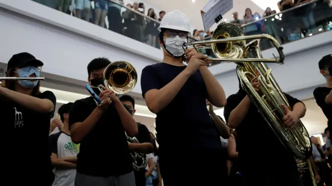 香港九龙塘又一城购物商场内一群“反送中”示威者演奏《愿荣光归香港》（18/9/2019）