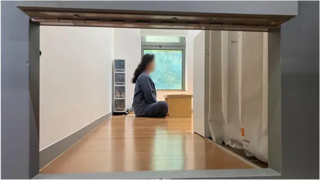 一些韓國人選擇在單獨的禁閉室裏度過一段時間，以試圖了解他們有社交孤立問題的孩子。