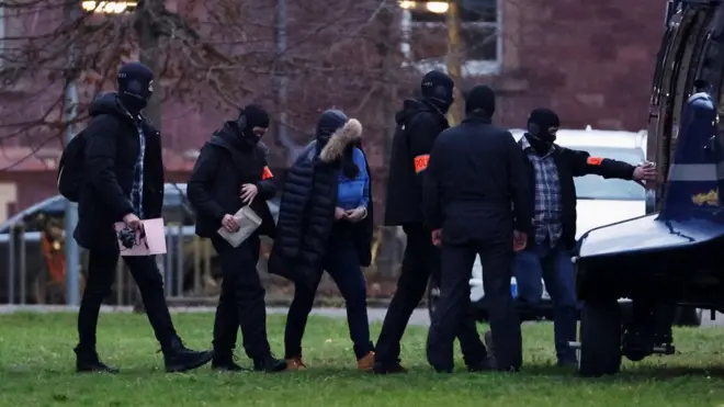 Policías escoltan a una de las detenidas