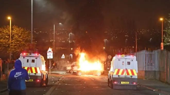 Manifestação na quinta-feira em Londonderry, na Irlanda do Norte, quando jornalista foi morta com um tiro