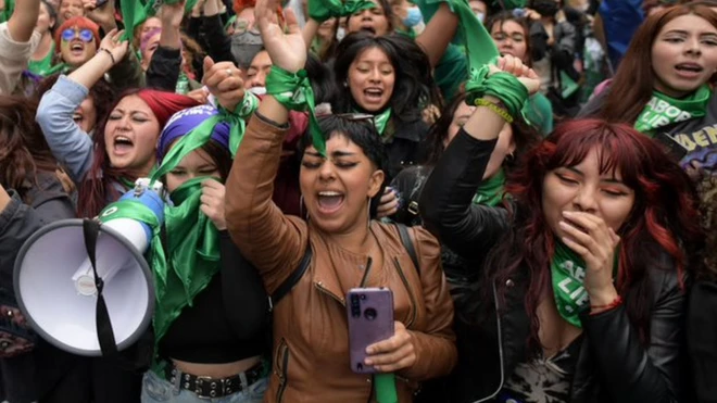 Mulheres em Bogotá comemoram decisão da Justiça que descriminalizou aborto na Colômbia; elas exibem as cores verdes, que simbolizam movimento