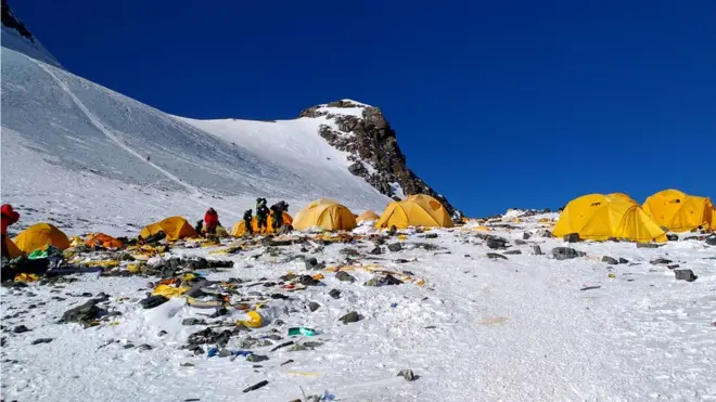 四號營地附近滿布垃圾和登山者丟棄的設備