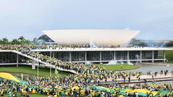 Manifestantes no Congresso