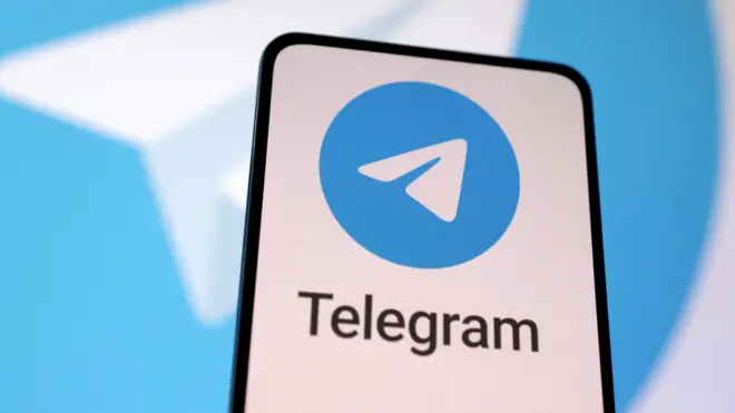 Celular com a logo do Telegram