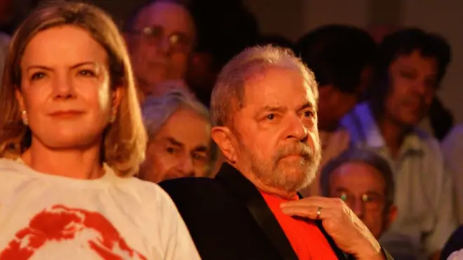 A presidente do PT, Gleisi Hoffmann, ao lado de Luiz Inácio Lula da Silva em um evento em 2018