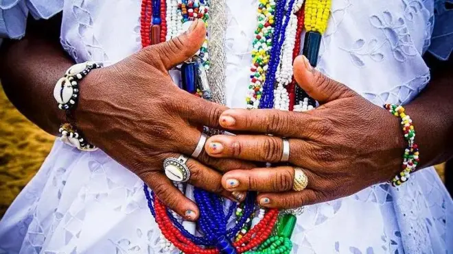 Mulher com roupas de ritual de candomblé