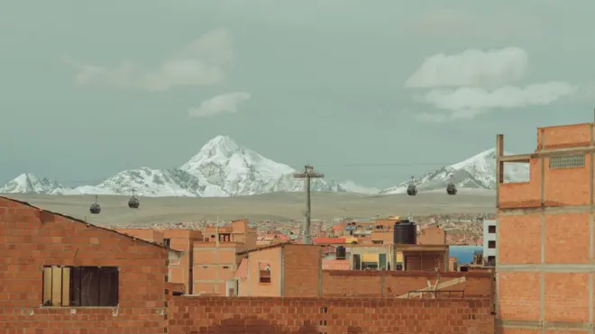 Povoado perto dos Andes na Bolívia; pesquisadores alertam para impacto da fumaça no derretimento de gelo e, em consequência, no abastecimento de água para milhões de pessoas