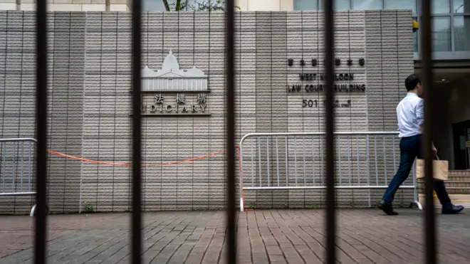 從警察鐵欄內窺探中國香港特區西九龍裁判法院正門（25/6/2024）