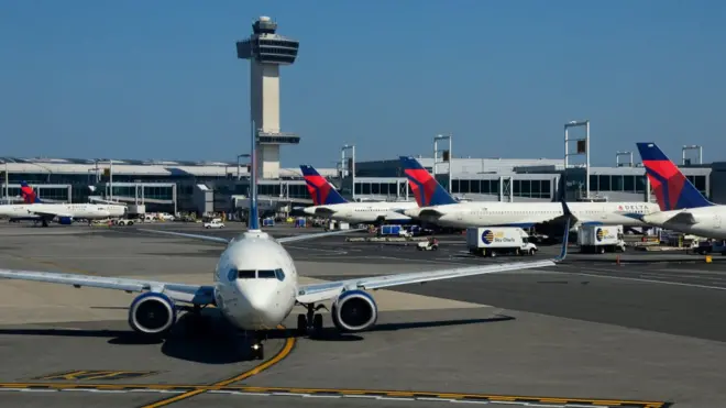 Los controladores en la torre del aeropuerto JFK estaban guiando a los aviones a sus pistas de salida.