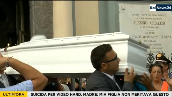 O enterro de Tiziana foi transmitido ao vivo pela TV Italiana