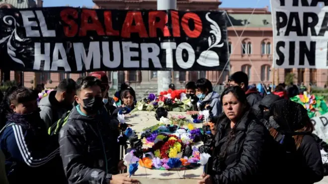 Manifestación frente a la Casa Rosada en Bueno Aires por la pérdida de valor de los salarios por la alta inflación en Argentina.