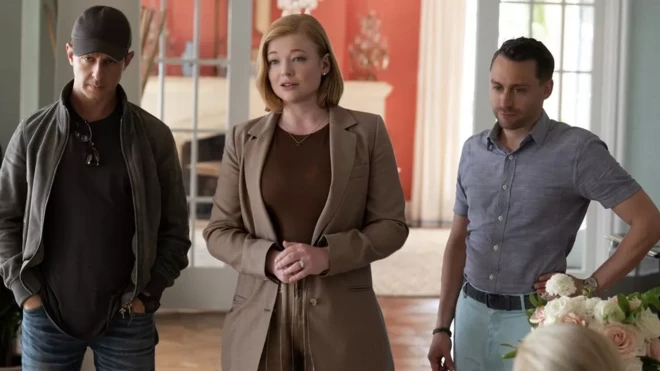 Jeremy Strong, Sarah Snook e Kieran Culkin interpretam os irmãos Roy