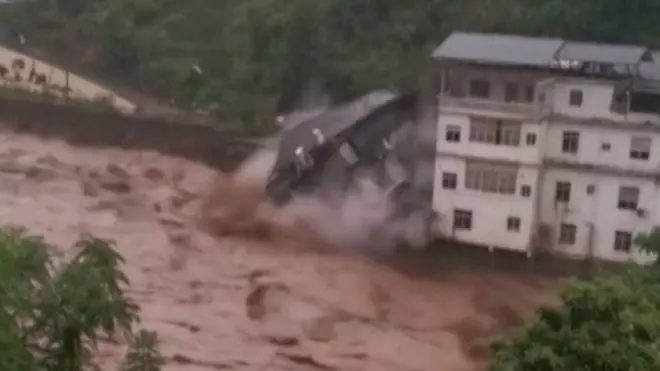 重慶巫山一樁建築倒塌在洪水中