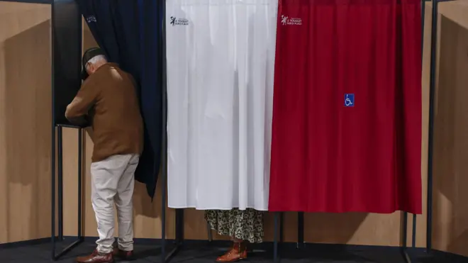 Franceses em cabines de votação