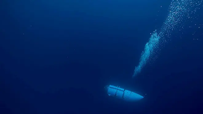 Submarino embaixo do mar