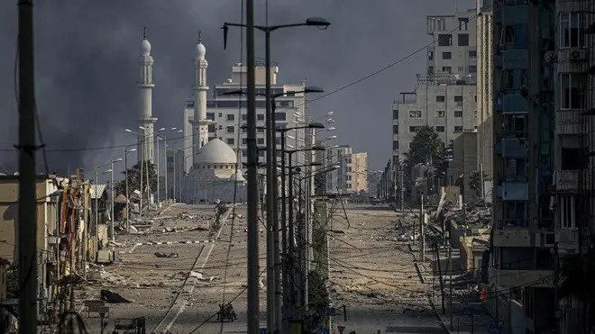 Rua e prédios destruídos na Cidade de Gaza