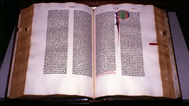 La Biblia de Gutenberg impresa en la década de 1450 marcó un ante y un después en el acceso a la información.