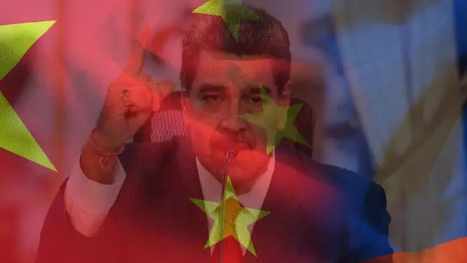 Nicolás Maduro e bandeiras da China e da Rússia