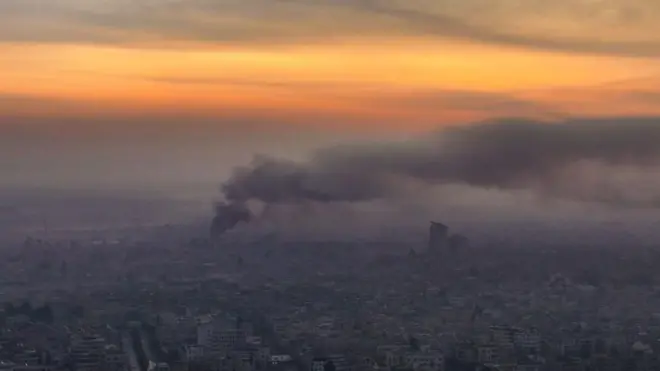 Foto aérea mostrando a fumaça após os ataques aéreos em Damasco na manhã de 10 de dezembro de 2024