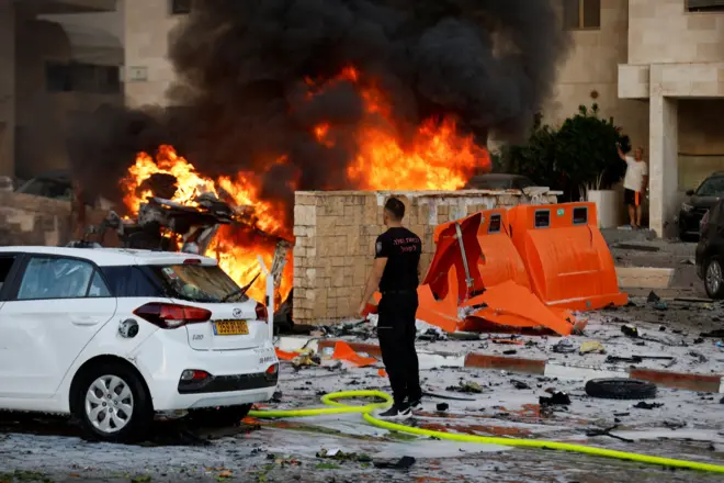 Incêndio causado por míssil lançado de Gaza em Ashkelon, Israel