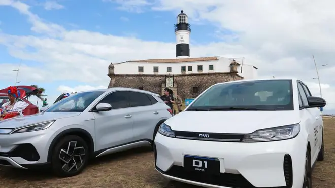 Veículos da BYD em frente ao Farol da Barra, na Bahia